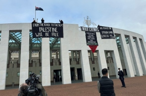 Διαδηλωτές  στην οροφή του Κοινοβουλίου της Αυστραλίας