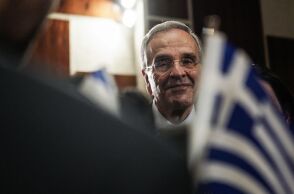 Ο Αντώνης Σαμαράς ανάμεσα σε υποστηρικτές του στο Πολεμικό Μουσείο