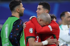 Euro 2024: Η αγκαλιά του Κριστιάνο Ρονάλντο στον 41χρονο Πέπε μετά τον αποκλεισμό της Πορτογαλίας