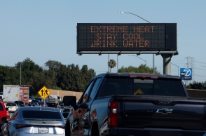 αυτοκινητα, δρομος, φωτεινη επιγραφη