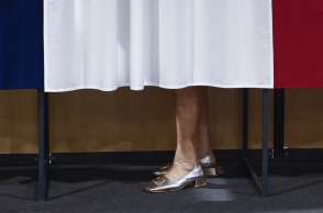 ζευγαρι ποδια πισω απο πρεοεκλογικο παραβαν