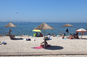 παραλια, κοσμος, θαλασσα, ομπρελες