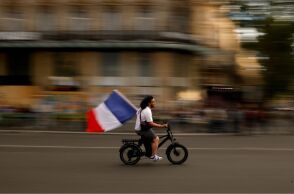 Οι Γάλλοι βγήκαν στους δρόμους μετά το άκουσμα των exit poll