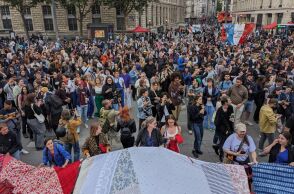 Χιλιάδες κόσμου στους δρόμους με γαλλικές σημαίες μετά την ανακοίνωση των exit poll