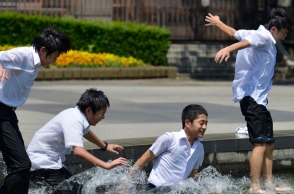 γιαπωνεζοι βουτουν σε συντριβανι
