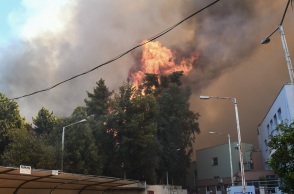 Χωρίς ενεργό μέτωπο η φωτιά στην Πάτρα - Νωρίτερα εκκενώθηκαν Καραμανδάνειο και Γηροκομείο