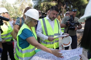 ανδρας και γυναικα εξεταζουν χαρτη