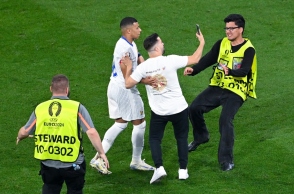 ποδοσφαιριστης, security, εισβολεας, γηπεδο