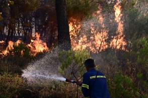 Καίει ανεξέλεγκτη η φωτιά στην Κορινθία - Κατευθύνεται στη Νεμέα η φωτιά από το Βέλο