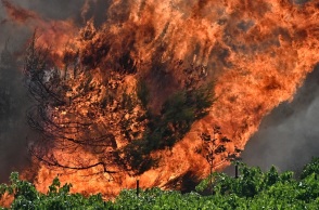 Νύχτα αγωνίας στην Κορινθία για τη φωτιά που καίει ανεξέλεγκτα από το μεσημέρι
