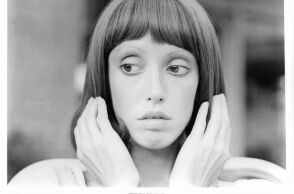 Shelley Duvall with hands to hair in a scene from the film '3 Women', 1977. (Photo by 20th Century-Fox/Getty Images)