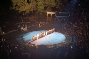 Όρθιοι οι θεατές χειροκρότησαν επί πολλά λεπτά τους συντελεστές της Ορέστειας στην Επιδαυρο 