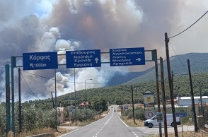 Η φωτιά στο Σοφικό Κορινθίας μαίνεται ανεξέλεγκτη - Επιχειρούν 22 εναέρια μέσα, τρεις πυροσβέστες τραυματίες