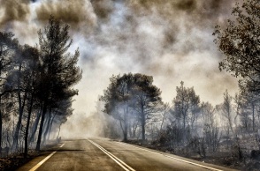 Φωτιά στο Σοφικό: Βελτιωμένη η εικόνα - Εξελίχθηκε σε δύο πύρινα μέτωπα