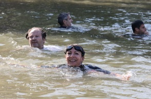 Αν Ινταλγκό: Βούτηξε στον Σηκουάνα η δήμαρχος Παρισιού