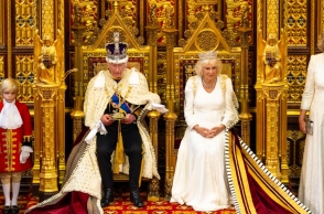 βασιλιας Καρολος και βασίλισσα Καμιλα στο θρονο