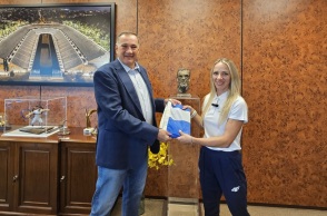 Ολυμπιακοί Αγώνες 2024: Η Αντιγόνη Ντρισμπιώτη παρέλαβε την ελληνική σημαία για την τελετή έναρξης