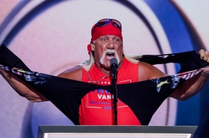 Ο Χαλκ Χόγκαν σκίζει τα ρούχα του