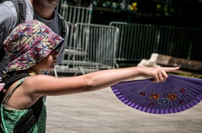 Καιρός: Επιμένει ο εξαντλητικός καύσωνας και το Σάββατο - Πότε ο υδράργυρος θα πάρει την κατιούσα