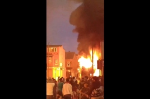 Σκηνές χάους στο Λιντς της Βρετανίας - Διαδηλωτές έκαψαν λεωφορείο και κατέστρεψαν περιπολικό