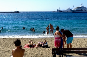 παραλια, θαλασσα, λουομενοι, καραβια