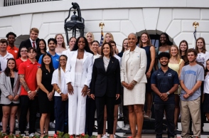 η Κάμαλα Χάρις αναμεσα σε πληθος κοσμου