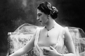 Σαν σήμερα, καταδικάζεται σε θάνατο η Μάτα Χάρι