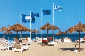 παραλια, θαλασσα, σημαιες, ουρανος