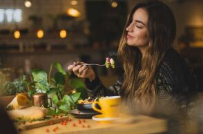 Eat your retinol: Το TikTok δίνει (άλλη) μια μαγική συνταγή αντιγήρανσης