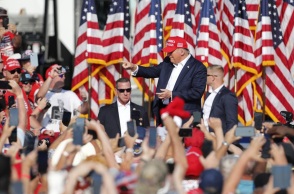 Απόπειρα δολοφονίας Ντόναλντ Τραμπ: «Δεν είμαστε σίγουροι αν τον χτύπησε σφαίρα ή θραύσμα» λέει το FBI