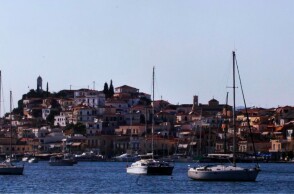 Το λιμάνι και η πόλη του Πόρου