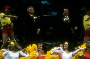 Οι Los Del Rio ερμηνεύουν το Μακαρένα κατά τη διάρκεια του Super Bowl XXXI στις 26 Ιανουαρίου 1997 στη Νέα Ορλεάνη