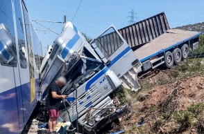 Αυλίδα: Τρεις τραυματίες από τη σύγκρουση φορτηγού με τρένο με 130 επιβάτες
