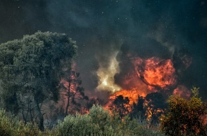 Κιλκίς: Αναζωπυρώθηκε η φωτιά έξω από το Πολύκαστρο - Σηκώθηκε ελικόπτερο