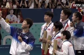 Οι έξι αθλητές του πινγκ πονγκ από Κίνα, Νότια και Βόρεια Κορέα μαζί σε μια ιστορική φωτογραφία