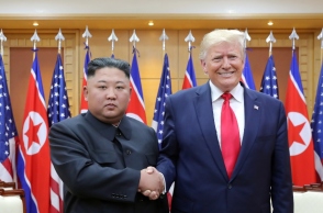 Ντόναλντ Τραμπ, χειραψία με Κιμ Γιονγκ Ουν