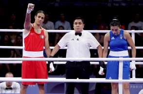 2  αθλητριες πυγμαχιας, διαιτητης