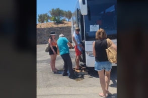 οδηγος λεωφορείου πλένει τουρίστες πριν επιβιβαστούν