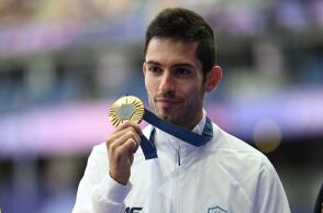 Ο Μίλτος Τεντόγλου με το χρυσό μετάλλιο