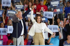 καμαλα χαρις και τιμ γουολζ