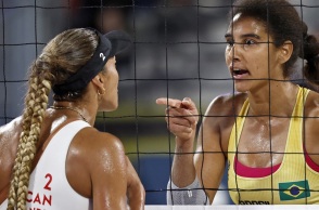 Η στιγμή που ο DJ στον τελικό του beach volley γυναικών στο Παρίσι βάζει το «Imagine» μετά από καυγά