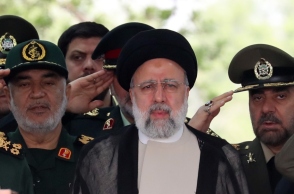 Ο Ιρανός Πρόεδρος Εμπραχίμ Ραϊσί μαζί με ιρανούς στρατηγούς 