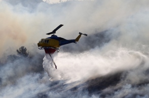 ελικοπτερο πυροσβεστικης ριχνει νερο