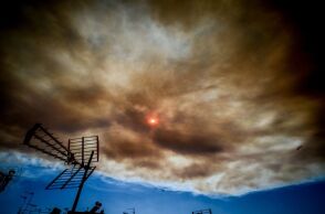 ΣΚΟΤΕΙΝΙΑΣΕ Ο ΟΥΡΑΝΟΣ ΤΗΣ ΑΤΤΙΚΗΣ ΚΑΘΩΣ Ο ΒΟΡΕΙΟΣ ΑΝΕΜΟΣ ΦΕΡΝΕΙ ΠΥΚΝΟ ΚΑΠΝΟ ΑΠΟ ΤΗΝ ΠΥΡΚΑΓΙΑ ΣΤΟΝ ΒΑΡΝΑΒΑ