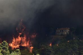 Ξεπερνούν τα 25 μέτρα οι φλόγες στον Βαρνάβα - Κατευθύνεται προς Μαραθώνα