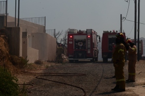 πυροσβεστες, φωτια, σπιτι