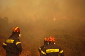 Ανεξέλεγκτη η φωτιά στην Ανατολική Αττική