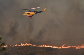 ελικοπτερο πυροσβεστικης ριχνει νερο