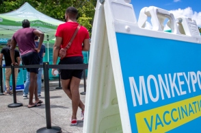 ατομα περιμενουν στην ουρα για να εμβολιασθουν