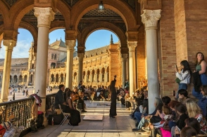 Τουρίστες παρακολουθούν μουσική παράσταση στους δρόμους της Σεβίλλης